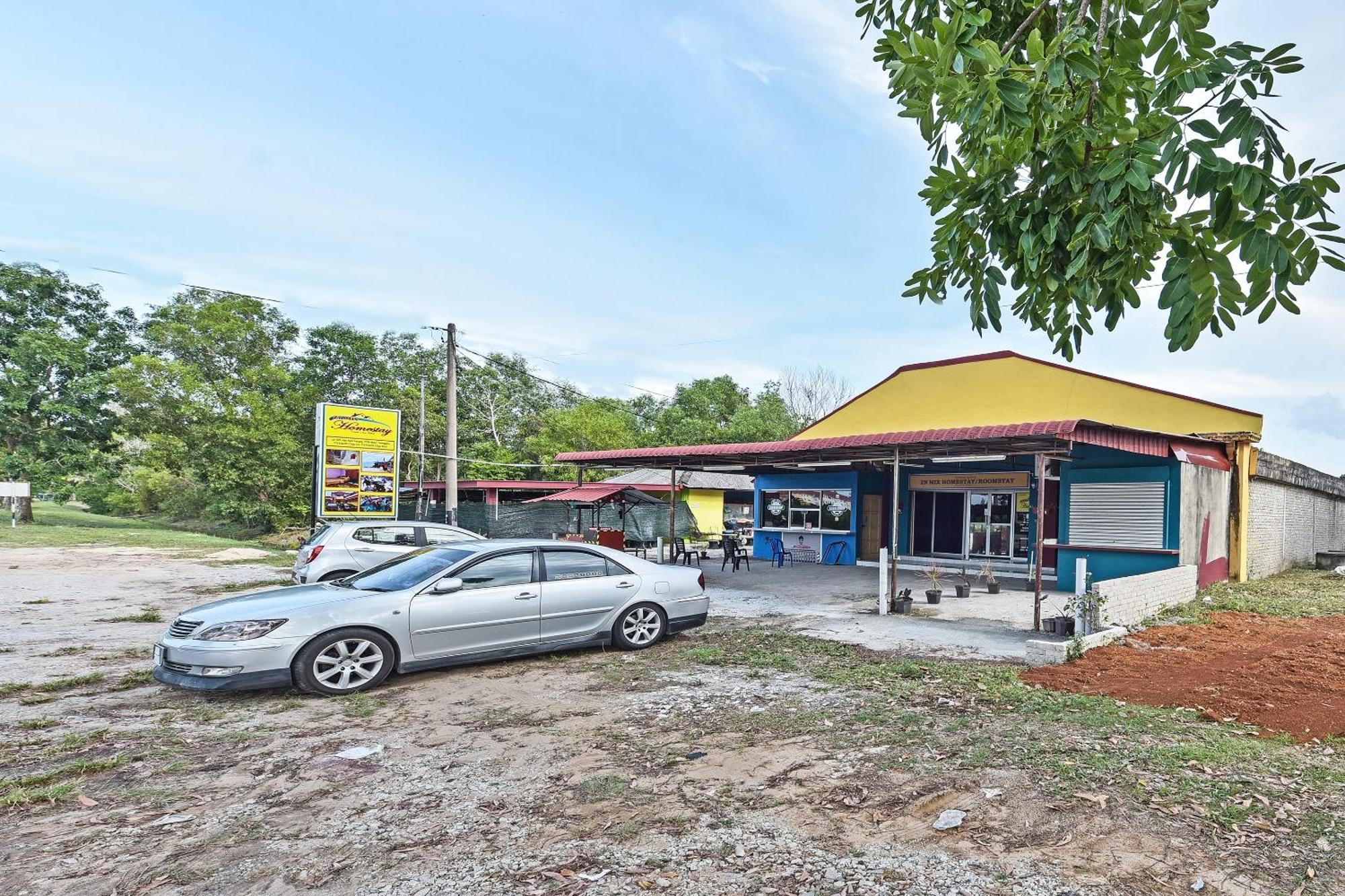 Oyo 90551 Zn Mix Homestay & Roomstay Kampung Raja Kültér fotó